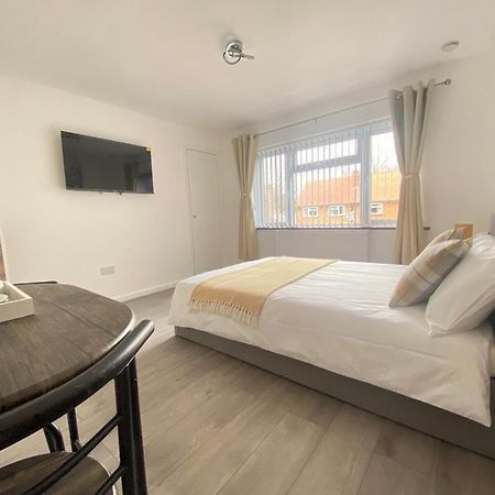 Gatwick Deluxe En-Suite Rooms Horley Exterior foto